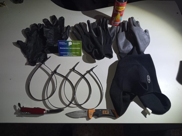 Se les rompió el auto cuando llegaban a La Plata y los descubrieron con guantes, armas y droga: venían a robar a Villa Elisa