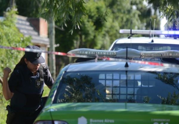 Hallaron muerto a un abuelo de 87 años en Berisso y tenía mordeduras de dos perros de su vecino