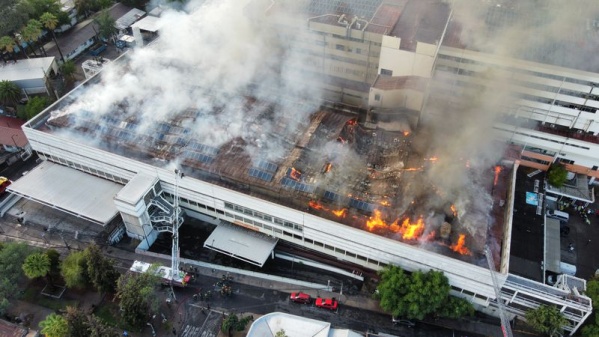 Impresionante incendio en el Hospital de Niños más importante de Chile