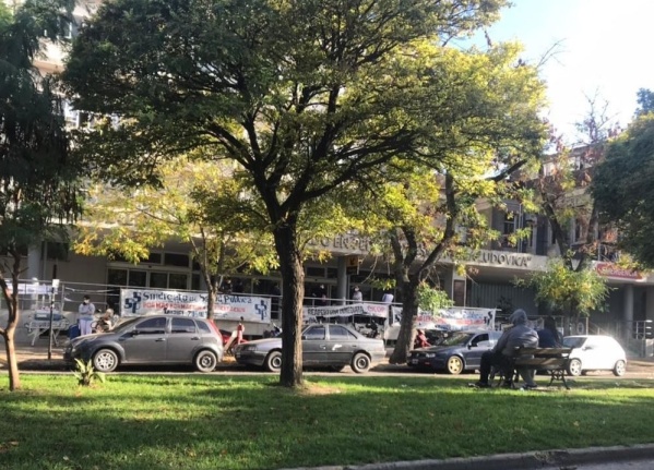 En medio de la segunda ola, autos particulares estacionan en la guardia del Hospital de Niños y bloquean a las ambulancias