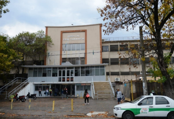Dos hombres atacaron a golpes a un par de policías en el Hospital San Martín