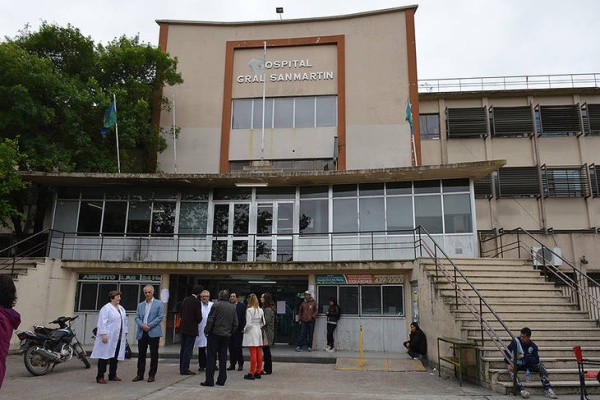 Despiden a 11 enfermeros del Hospital San Martín de La Plata y la incertidumbre crece: "Me gané el puesto trabajando mucho"