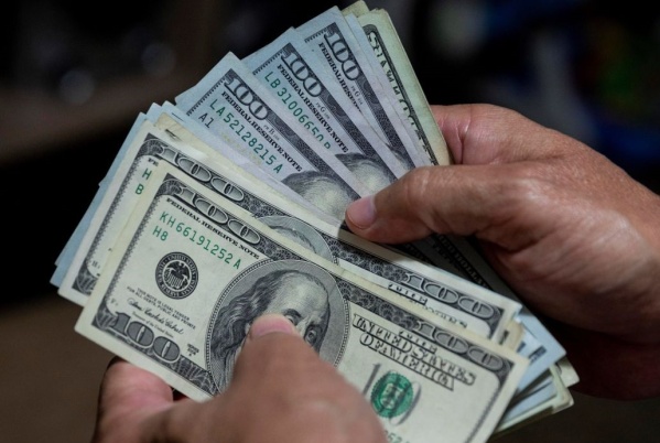 El dólar blue bajó 4 pesos y cerró en 161, en lo que significa su mayor caída en casi un mes y medio