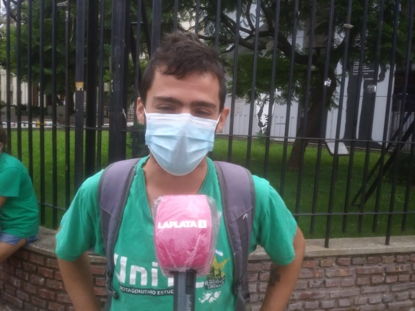 Protesta, marcha y bronca de alumnos de Medicina: "La fábrica de profesionales de la salud de La Plata está cerrada"