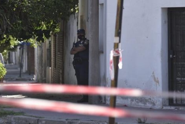 Apareció muerto en plena calle un joven de Los Hornos: le faltaban las zapatillas pero tenía la billetera