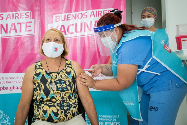 Comenzó la vacunación de mayores de 60 y docentes del grupo de riesgo en La Plata y el resto de la Provincia