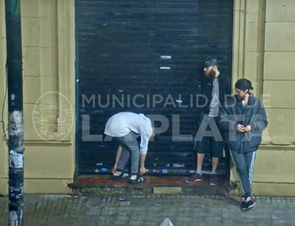 Un trío de ladrones "muy verdes" quisieron robar en 7 y 60 pero tenían la cámara de seguridad enfrente