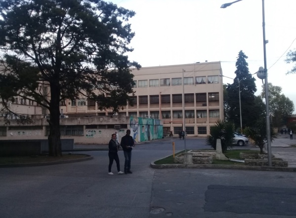 Un joven fue baleado en Los Hornos y se salvó de milagro: "Le tiraron a matar"