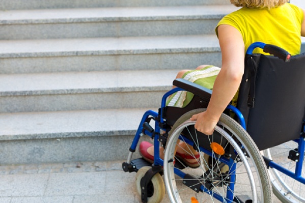 Una mujer de La Plata necesita una silla de ruedas "mientras espera la aprobación de su prótesis"