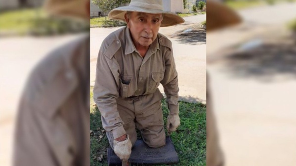 Tiene 80 años y aún trabaja como jardinero: le robaron todas sus herramientas