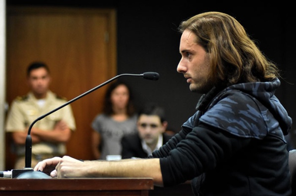 Neonazi con libertad condicional atacó a una mujer que testificó en su juicio