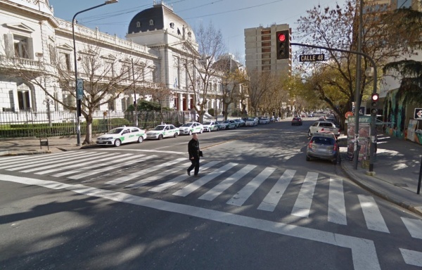 Atacaron en manada a una señora cuando salió de un cajero automático en la zona de Tribunales