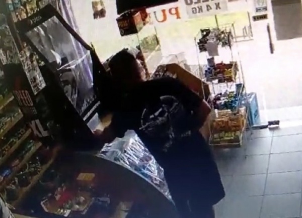 Robó un kiosco en pleno centro de Berisso pero no supo usar la llave para encerrar a la empleada y lo detuvieron