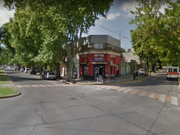 Se robaron 243 paquetes de cigarrillos del kiosco de Diagonal 74 y 63: es un trío que circula en una moto naranja