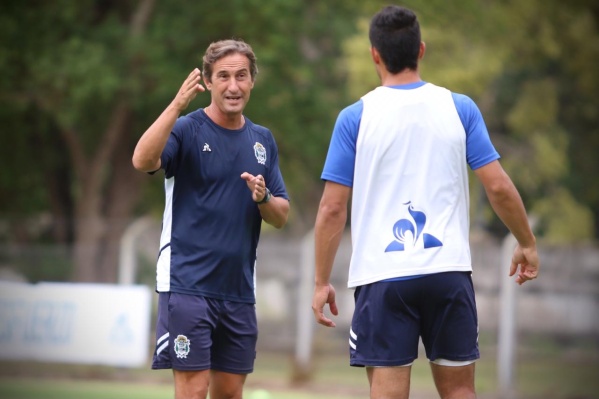 Gimnasia ensaya un nuevo doble turno y hay tres jugadores que no aparecen por Estancia Chica