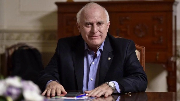 El exgobernador de Santa Fe, Miguel Lifschitz recibe asistencia respiratoria al ser internado por COVID-19
