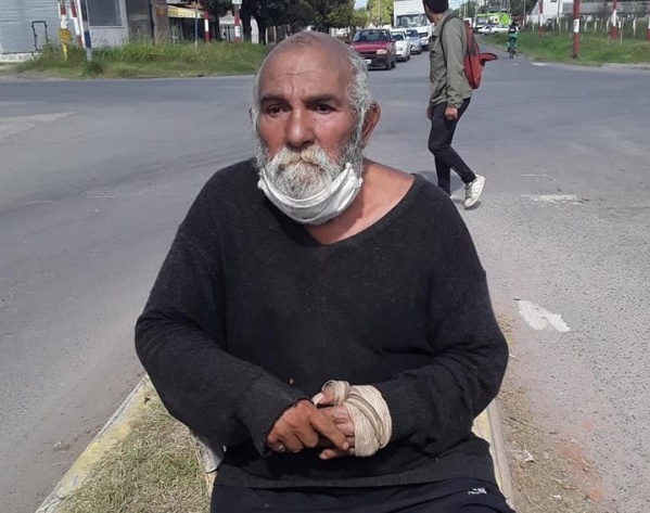Fue taxista toda la vida en La Plata, ahora pide limosnas en el Cementerio y lleva dos meses sin bañarse en plena segunda ola