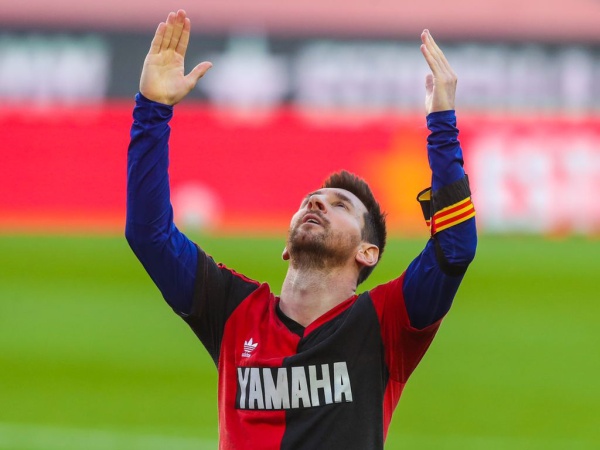 Messi marcó un gol para el Barcelona y se lo dedicó a Maradona con un sentido homenaje