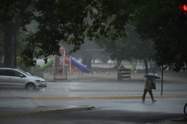 "Salí y me mojé hasta la bombacha": Vecinos de La Plata, enojados por los anegamientos de la lluvia