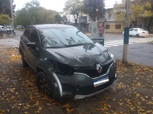 Fuerte accidente a la altura de Plaza Malvinas: Dos autos terminaron casi contra una casa