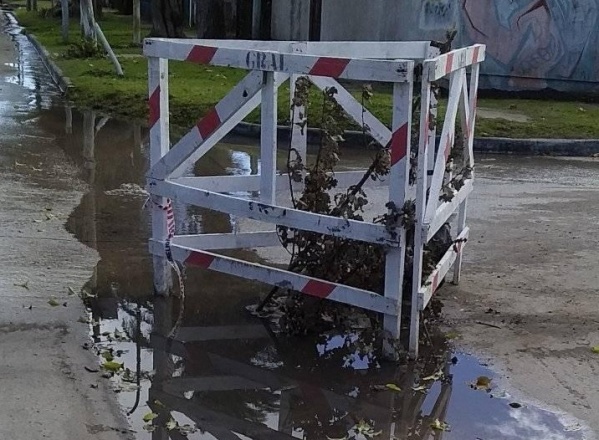 Preocupa en Los Hornos una ola de robos de tapas de registro y temen por accidentes