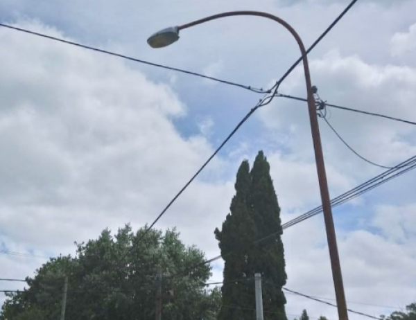 Gonnet, a oscuras por la rotura de dos luminarias: crece el miedo por la inseguridad