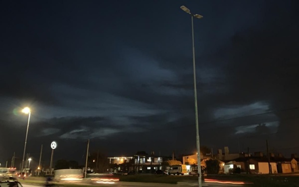 En 44 y 189 dejó de funcionar la luminaria y temen por un inminente accidente de tránsito