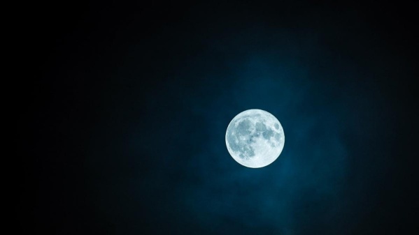 Hoy hay Luna llena: ¿Por qué nos hace dormir tan mal?