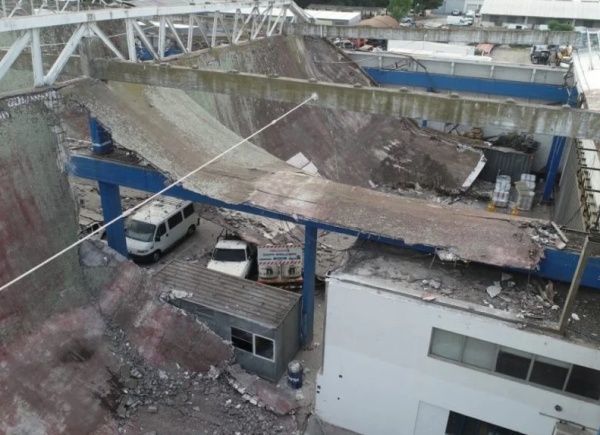 Se derrumb&oacute; el techo de un galp&oacute;n municipal de Mar del Plata y aplast&oacute; a 40 autos y camiones