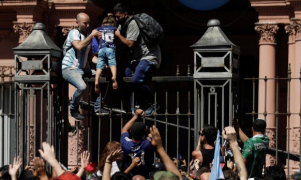 Debido a los incidentes, interrumpieron el velorio de Maradona y cortaron la entrada de la Casa Rosada