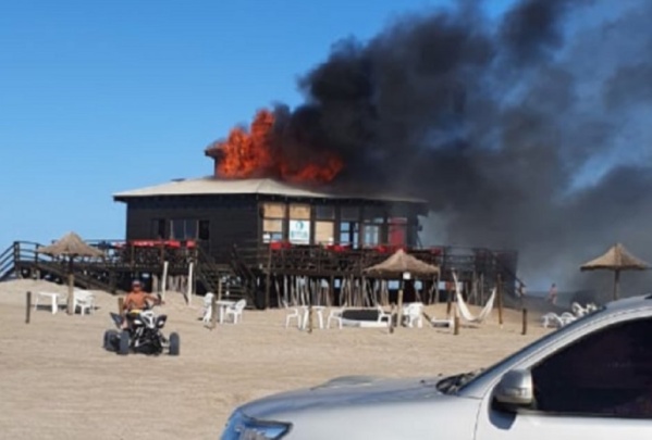 Un voraz incendio arrasó con uno de los principales paradores de Pinamar