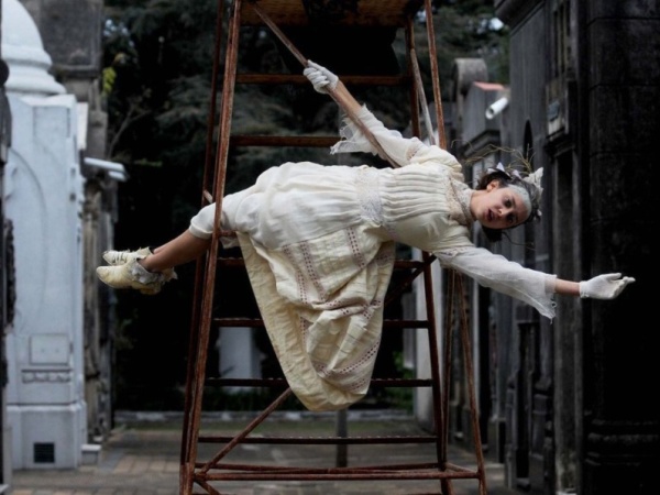 En pleno cementerio de La Plata se hace una obra de teatro sobre la Momia de Tolosa