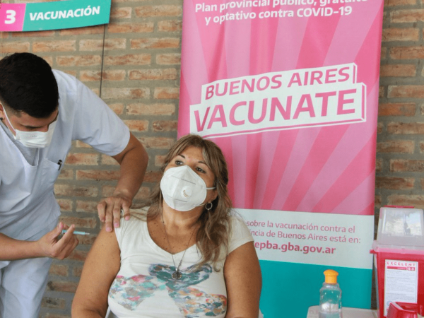 Los mayores de 60 años ya pueden vacunarse sin turno en La Plata