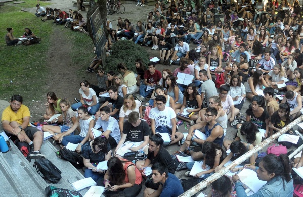 Escándalo en Medicina de la UNLP por la broma de un alumno: la profesora se enojó y suspendió la cursada para todos