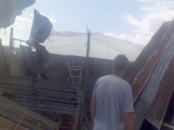 Con las ráfagas de viento, se voló el techo de un merendero de Los Hornos que le daba de comer a más de 300 personas