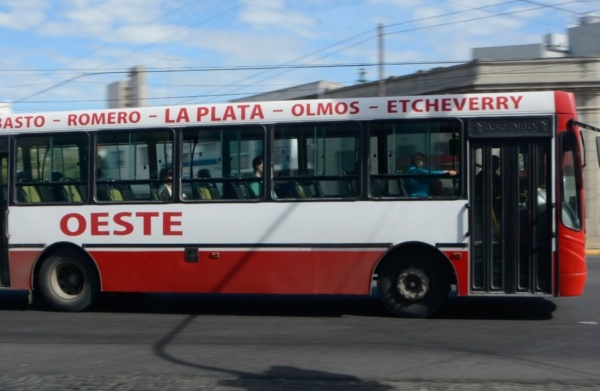 Tenía a su bebé en brazos y le robaron arriba del micro Oeste: "Me empujó pero no imaginé que era un asalto"