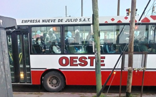 Un micro Oeste lleno de pasajeros y con las ventanillas cerradas, la preocupante postal en La Plata
