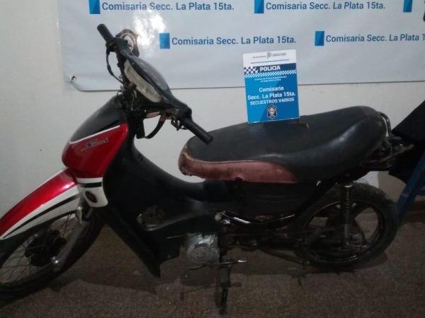 Un joven quiso escapar con una moto en La Plata, pero lo detuvieron y la tenía "floja de papeles"