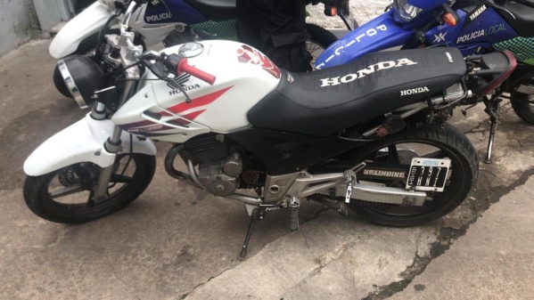 Le secuestraron la moto en La Plata por una patente dudosa y descubrieron que era robada