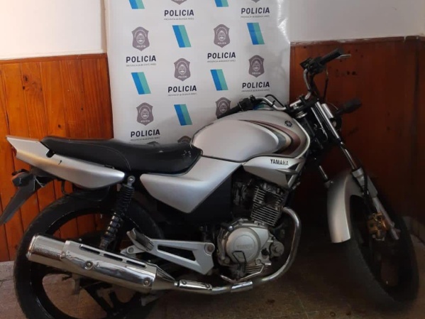 Allanaron la casa de un hombre de La Plata que había robado una moto y también encontraron un arma