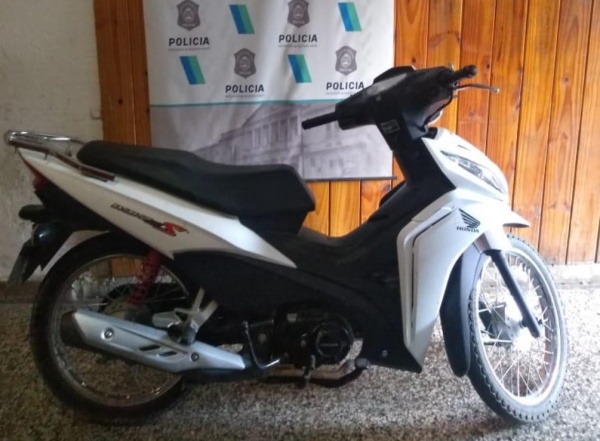 Por redes sociales vendía una moto robada en Los Hornos pero le tendieron una trampa
