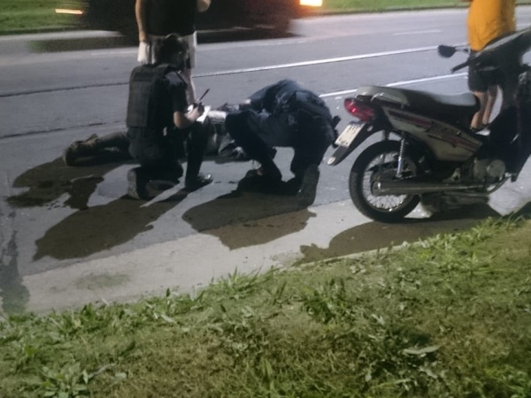 Por el deterioro de la avenida 72, se cayó otra motociclista: perdió el conocimiento y quedó muy golpeada