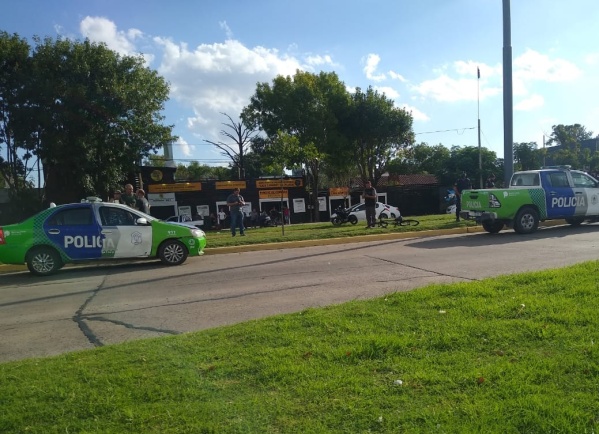 Murió un motociclista al chocar contra un poste de luz en La Plata