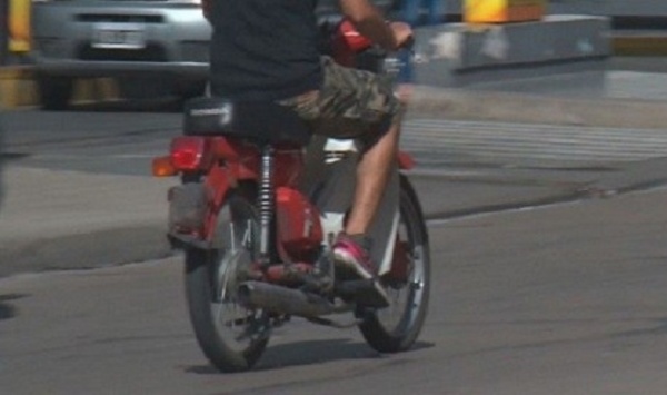"Tiraba cortes" con su moto en La Plata y lo detuvieron porque era robada