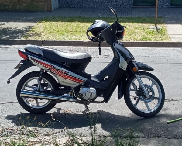 Le rompieron la puerta de entrada de su casa en La Plata y le robaron su herramienta de trabajo: “No pude escuchar nada"