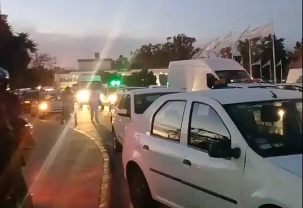 Remiseros cortaron la subida a la autopista en reclamo contra el transporte ilegal