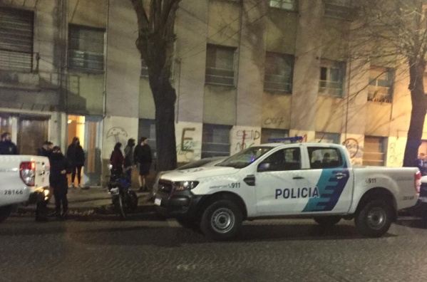 Golpeaba y atacaba mujeres en un edificio de La Plata y fue detenido en un gran operativo policial