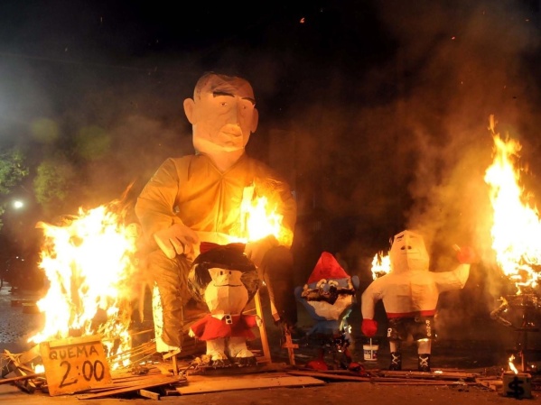 La quema de muñecos de La Plata será en modo "express": todos en simultáneo a la 1 y solo podrá durar 30 minutos