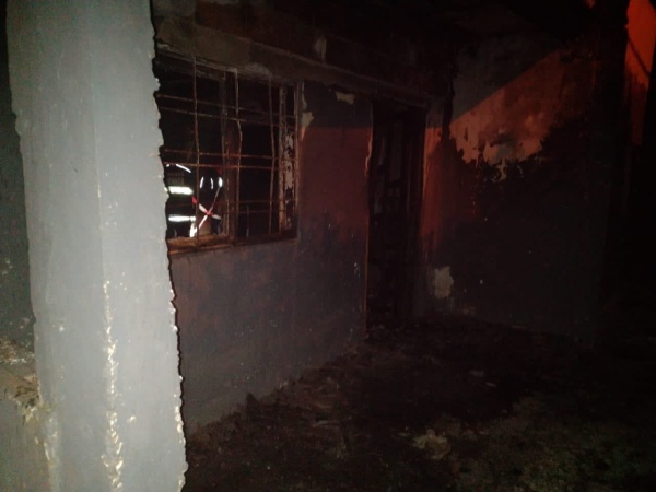 Murió un hombre en Ensenada tras prenderse fuego su casa y quedar encerrado