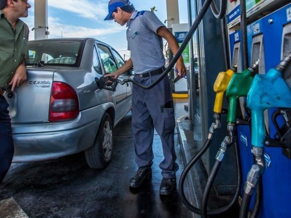 El Gobierno postergó la suba del impuesto a los combustibles para atrasar el aumento en las estaciones de servicio